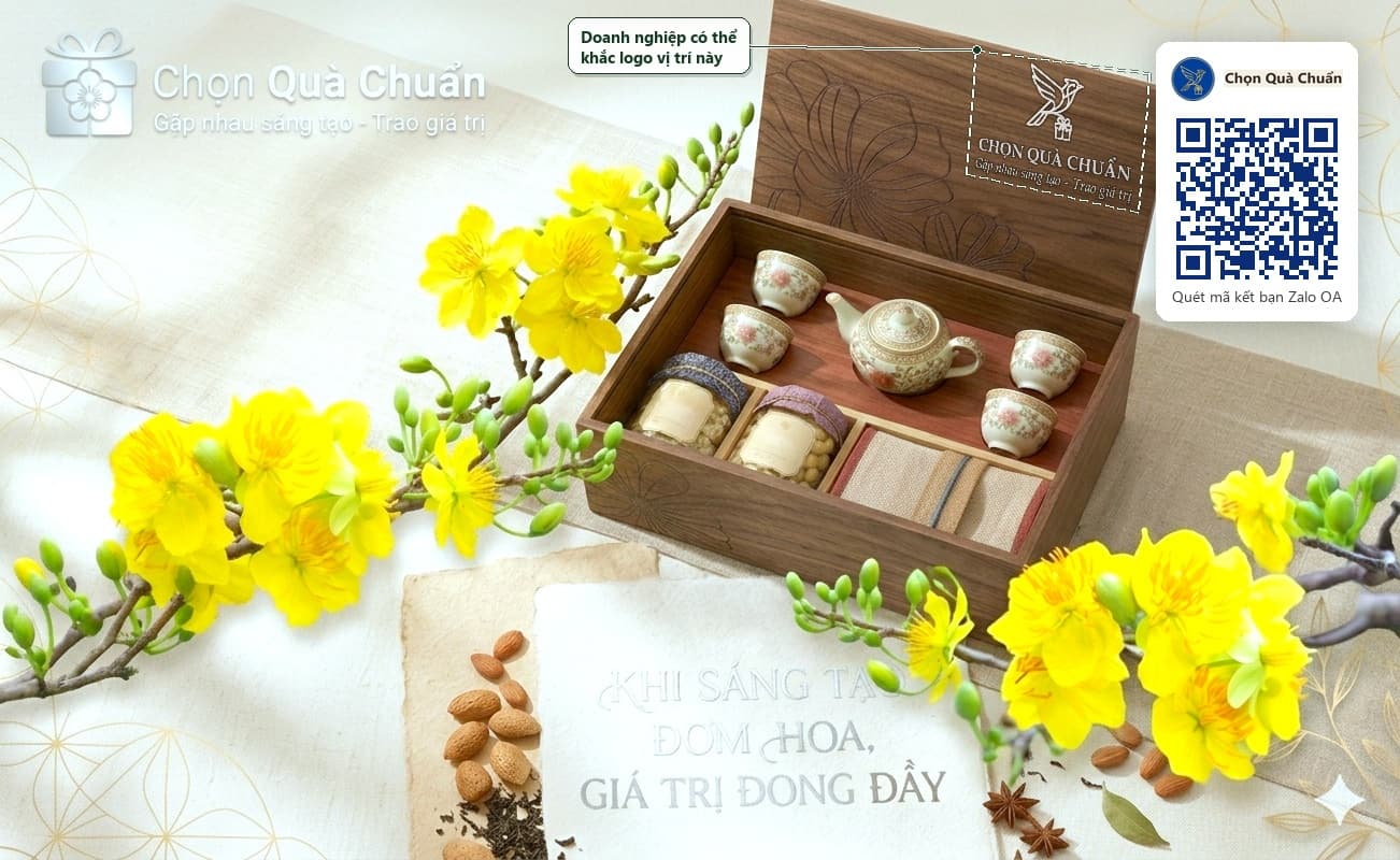 Hộp quà Tết bằng gỗ khắc logo trên nắp, bộ ấm chén sứ, hũ hạt và khăn, bên cành mai vàng